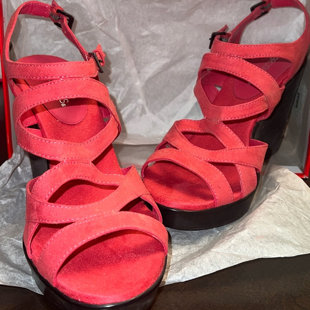 Aerosols Size 9.5 Coral wedge Sandals NEW never worn